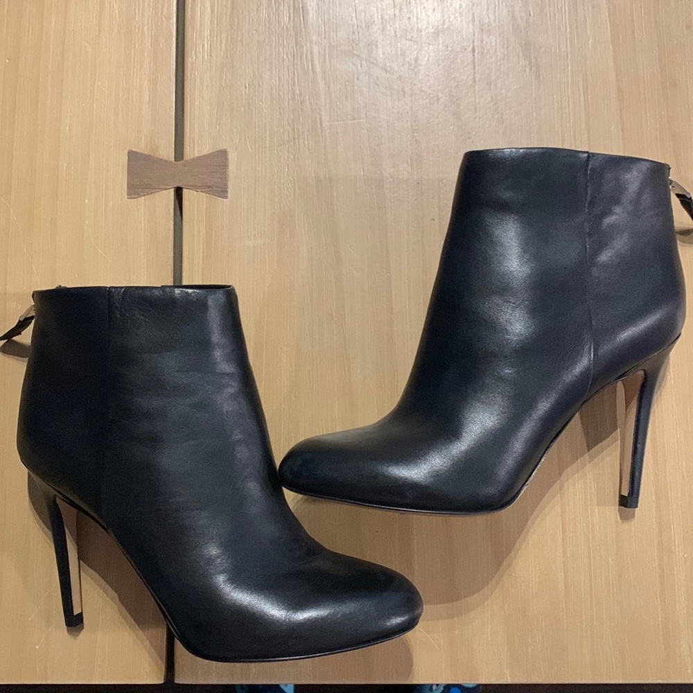 Ankle bootie heel